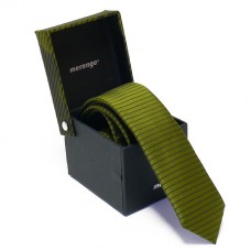 Keskeny, sötétzöld színű nyakkendő dobozban